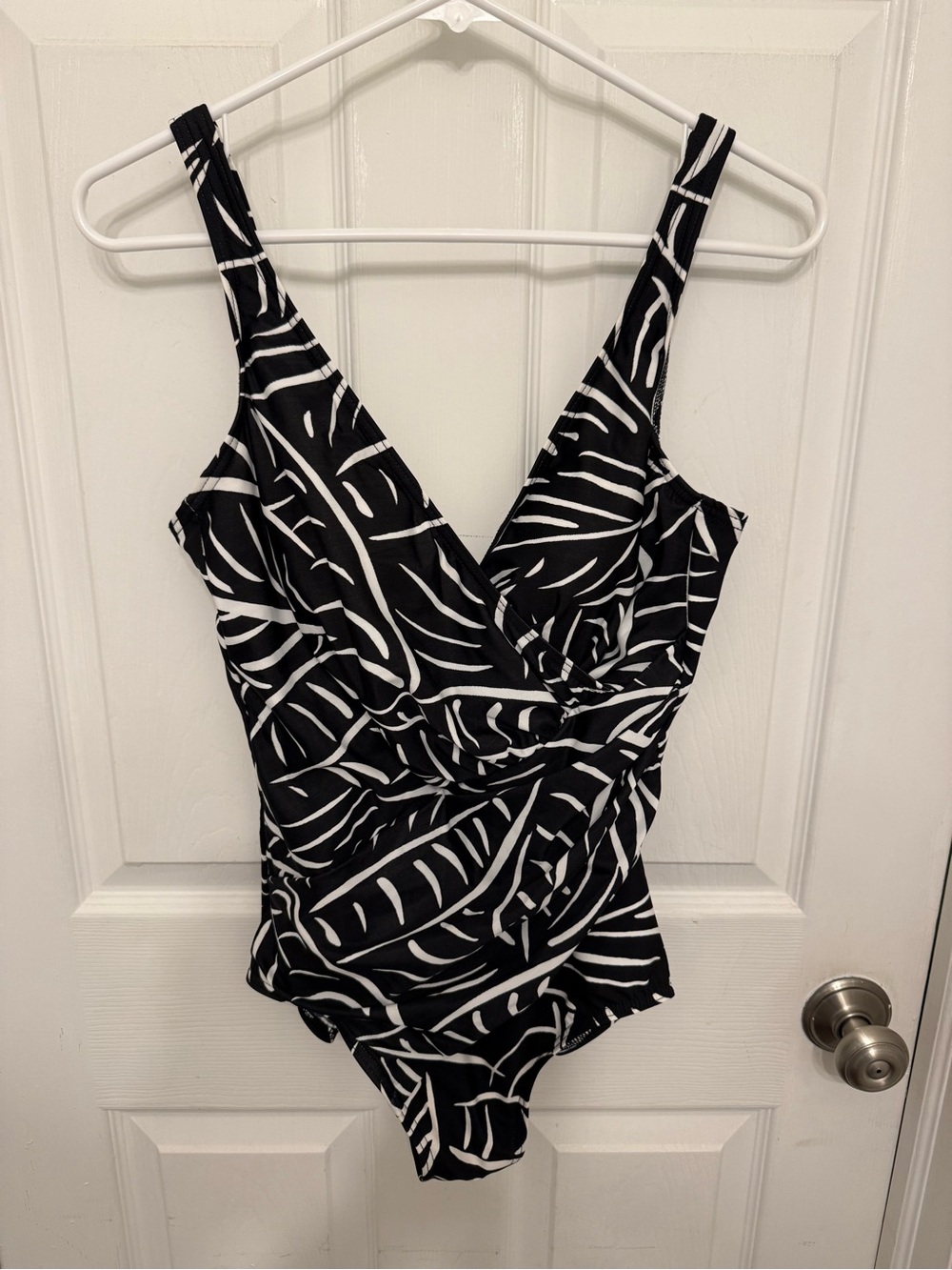 Miraclesuit One piece Swimsuit Sz 12 Tummy Shaping Padded Ruched Black/White